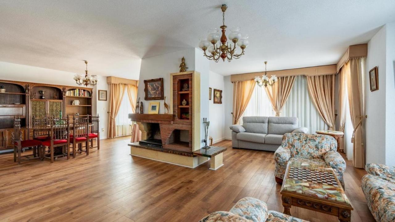 Villa De La Acacia Gojar Екстериор снимка